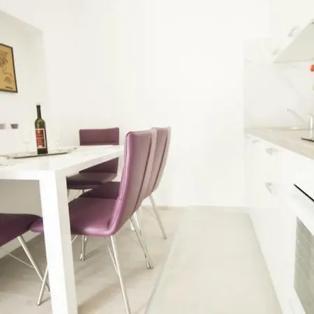Neyra 3 Apartment