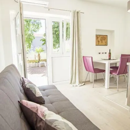 Neyra 3 Apartment